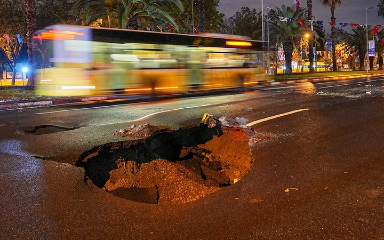 İstanbul’da sağanak yağış etkili oldu: Vatan Caddesi’nde çukur oluştu, bodrum katları su bastı