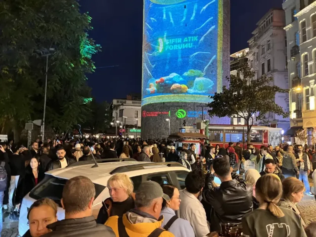 Galata Kulesi ışıl ışıl! Sıfır Atık Forumu kapsamında aydınlatıldı