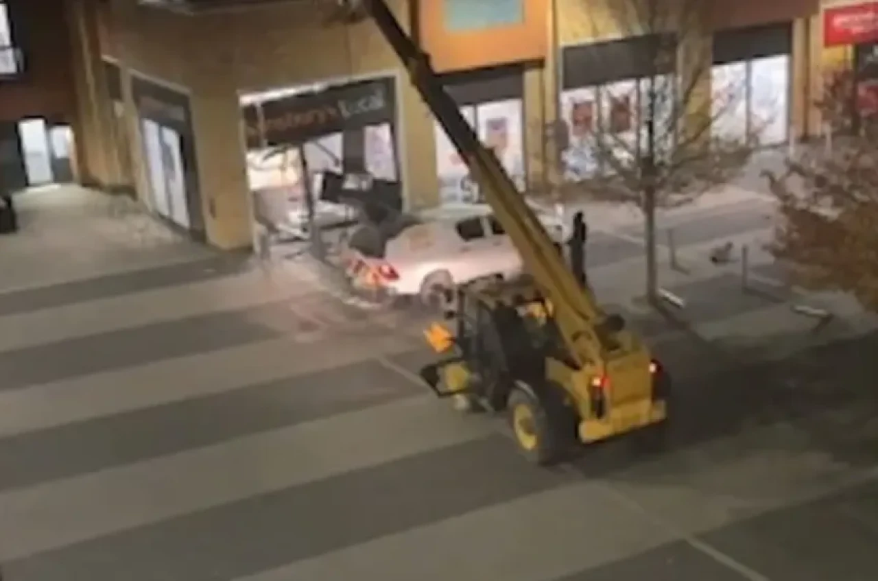 İngiltere'de bir garip soygun! Telehandler ile ATM'yi çaldılar