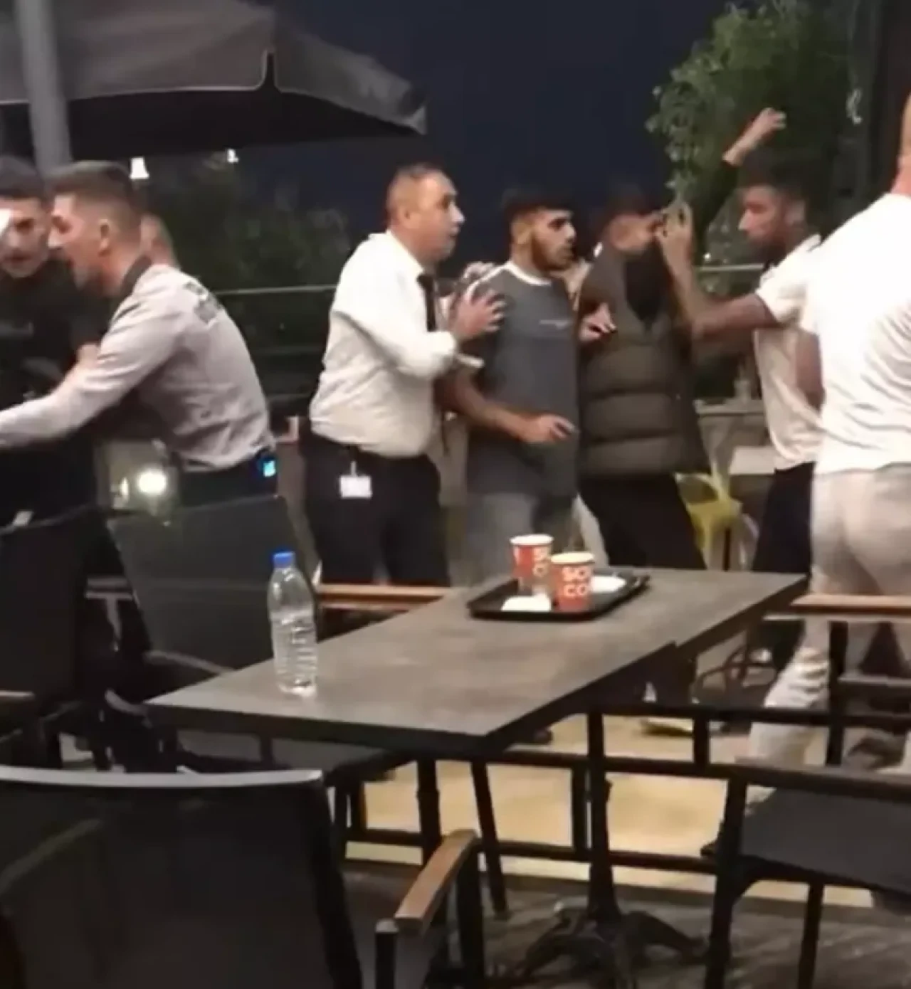 Adana'da alışveriş merkezinde kavga! İki grup birbirine girdi