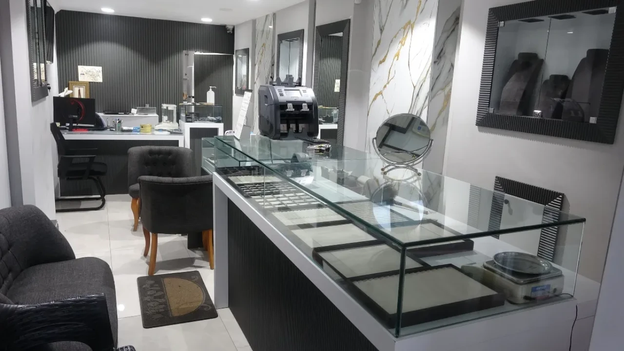 Antalya’da film gibi hırsızlık: Kameraları boyayıp kuyumcudan 5 kilo altın çaldılar