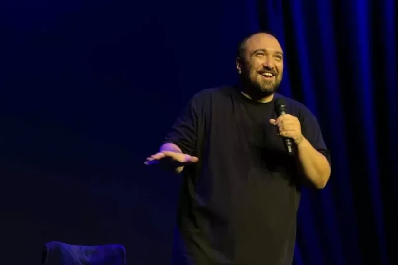 O ırkçı tweet ünlü komedyene pahalıya patladı: Anlaşması feshedildi