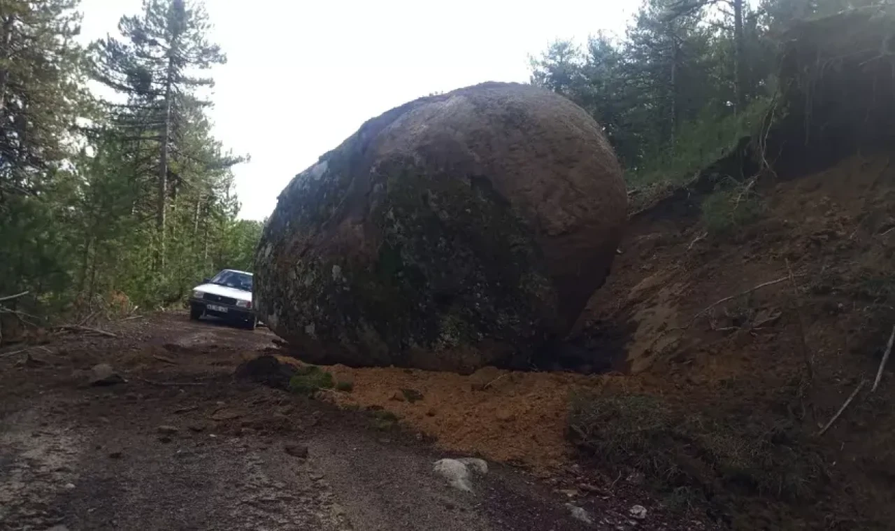 Balıkesir'deki deprem Kütahya'yı vurdu: Tonlarca ağırlıktaki kaya yolu kapattı