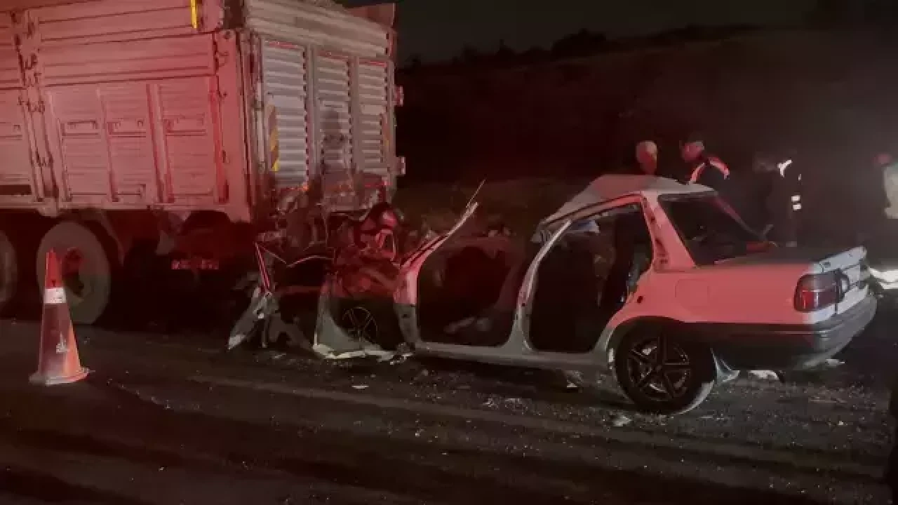 Kamyona çarpan otomobil hurdaya döndü: Bir aile yok oldu!