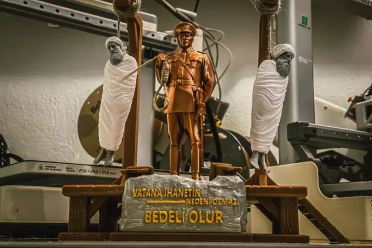 Ticaret Bakanlığı internette satılan 'Cumhuriyet Muhafızı', ürünü satıştan kaldırdı