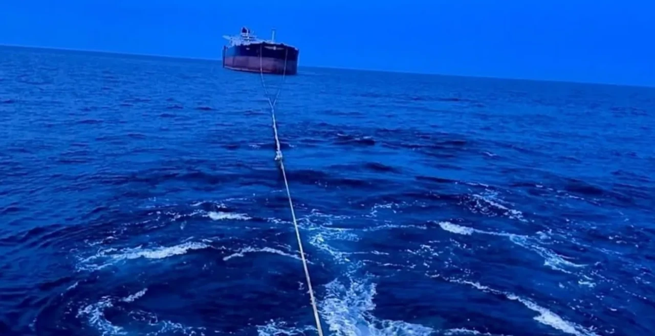 Kastamonu açıklarında hasar gören gemi limana çekiliyor