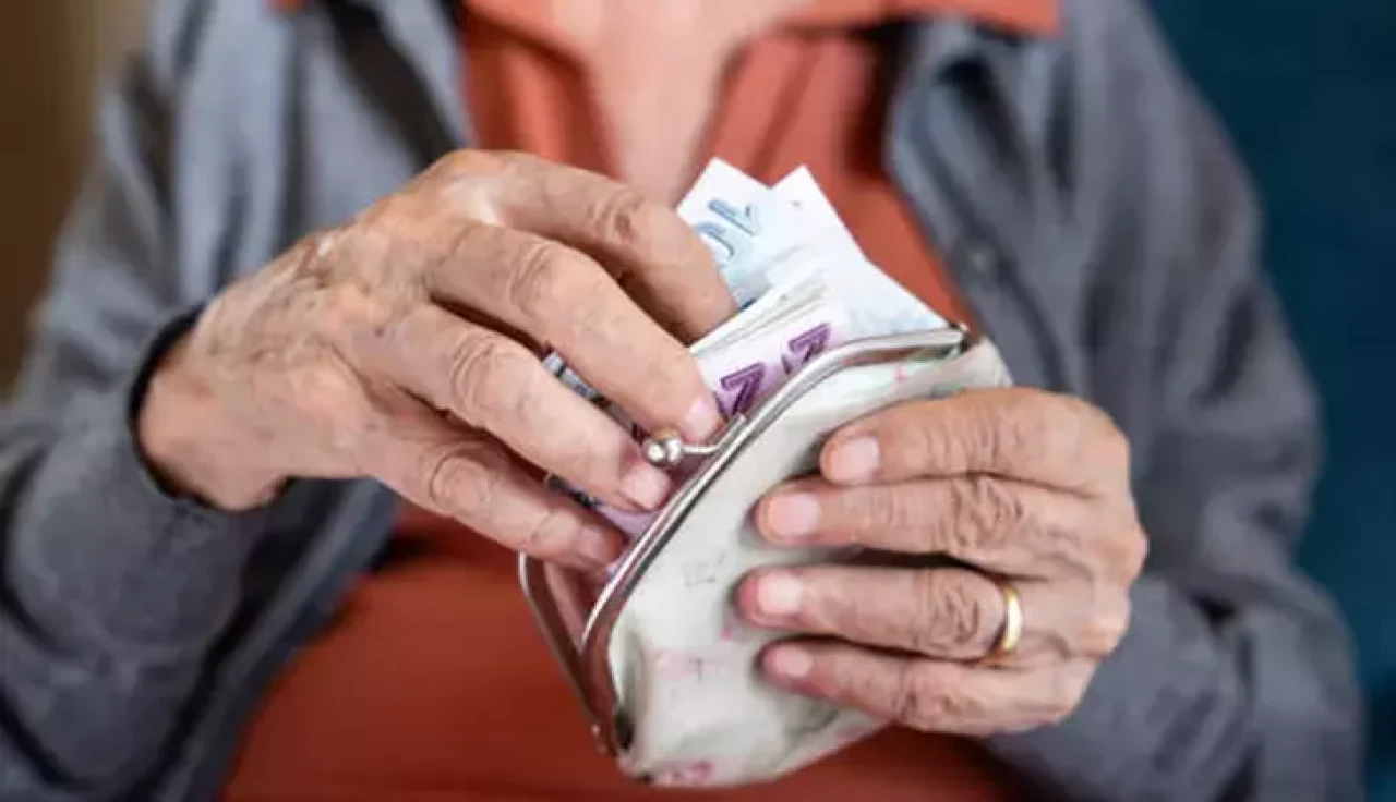 Emekli olup çalışanların maaşı kesilecek mi? 2025 güncel durum