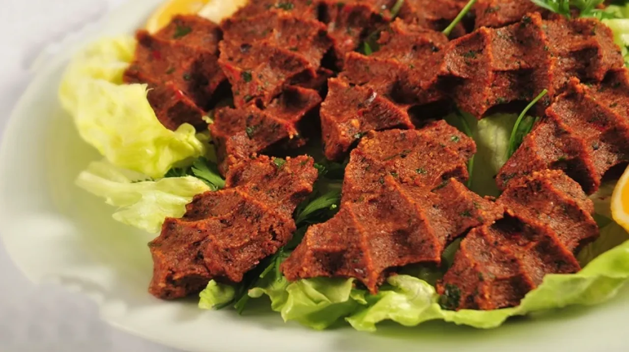 Çiğköftecide akılalmaz görüntü! Deterjan şişesini sosluk olarak kullanıyor