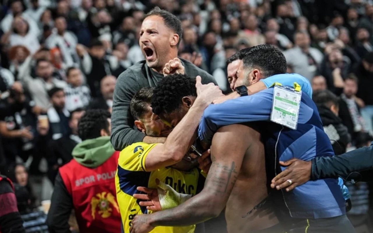 Fenerbahçe derbide geri döndü! Tedesco ve futbolculardan büyük sevinç