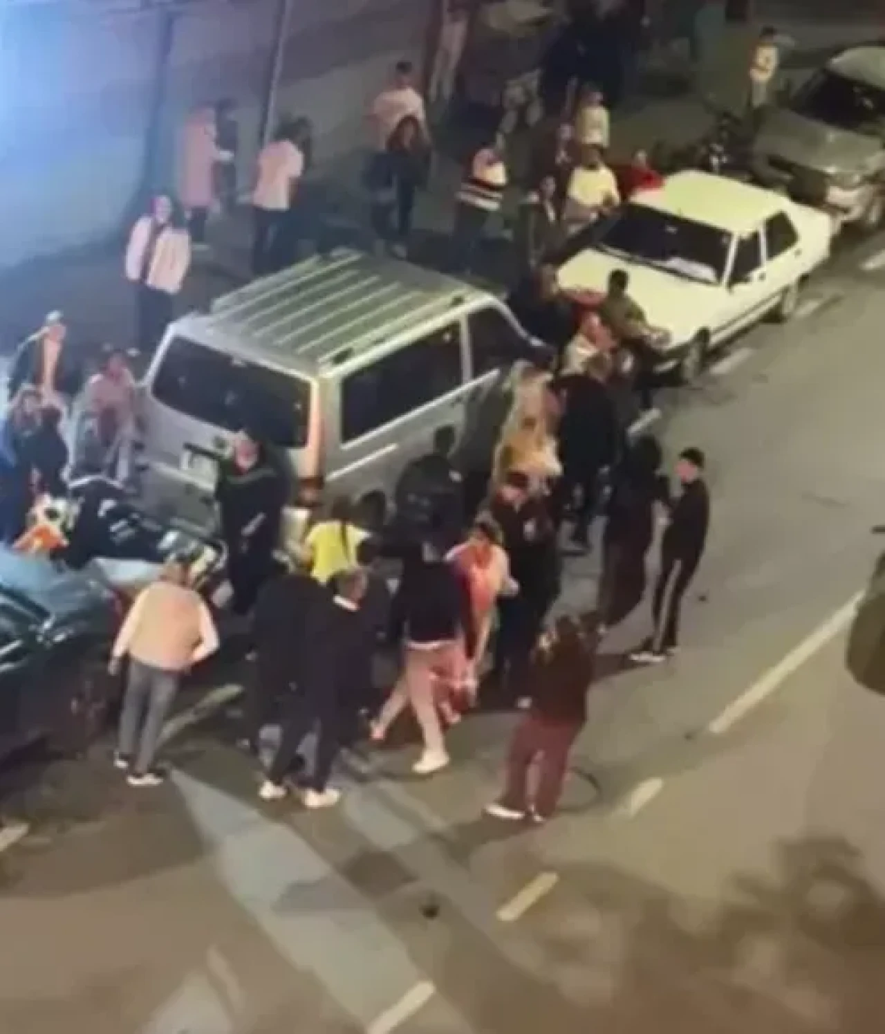 Düğün salonunda laf atma kavgası: İki aile birbirine girdi