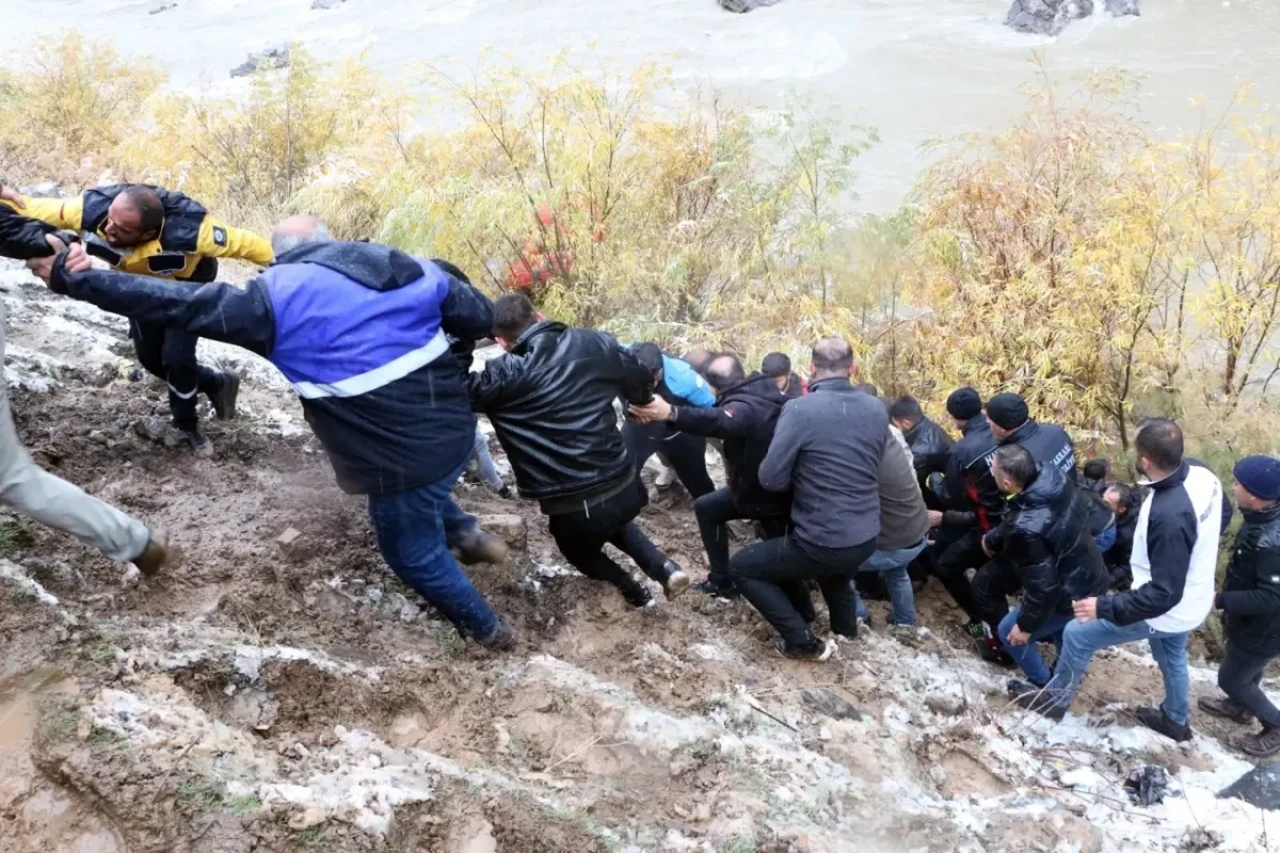 Hakkari'de feci kaza: Pikap Zap Suyu'na uçtu, 2 kişi hayatını kaybetti