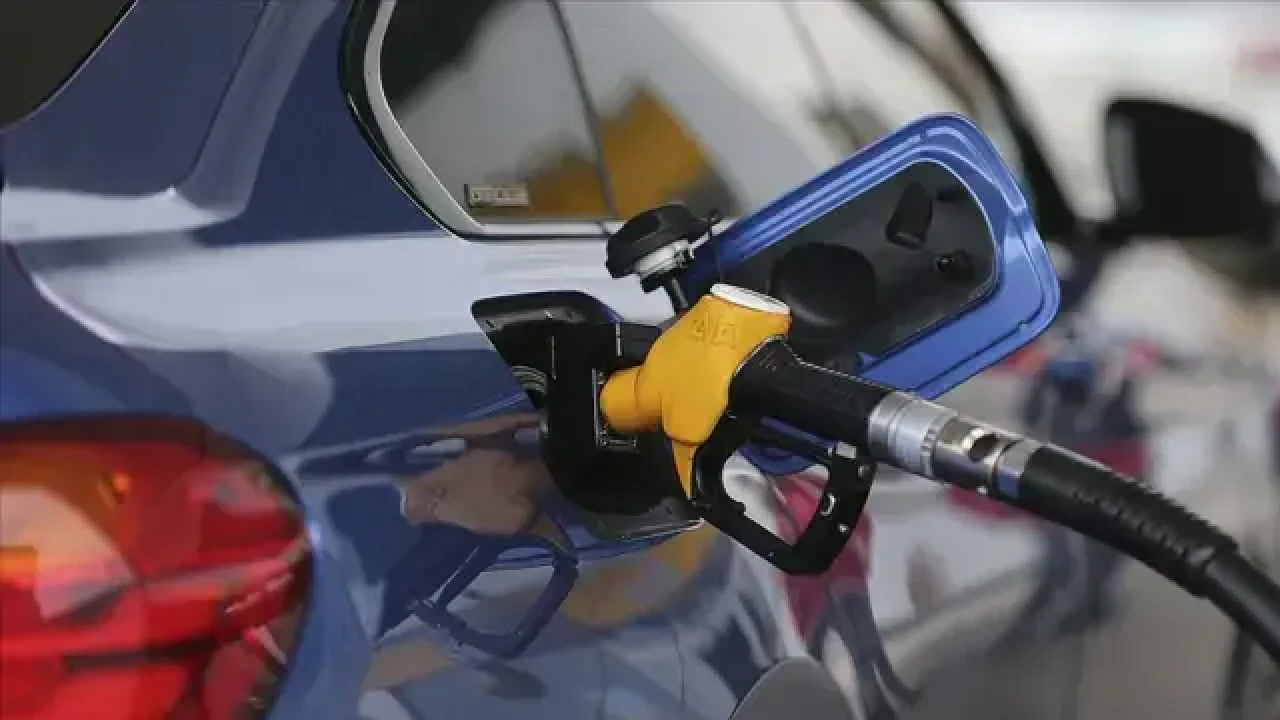 Akaryakıtta çifte indirim: Benzine 73 kuruş, motorine 2,11 TL indirim geliyor