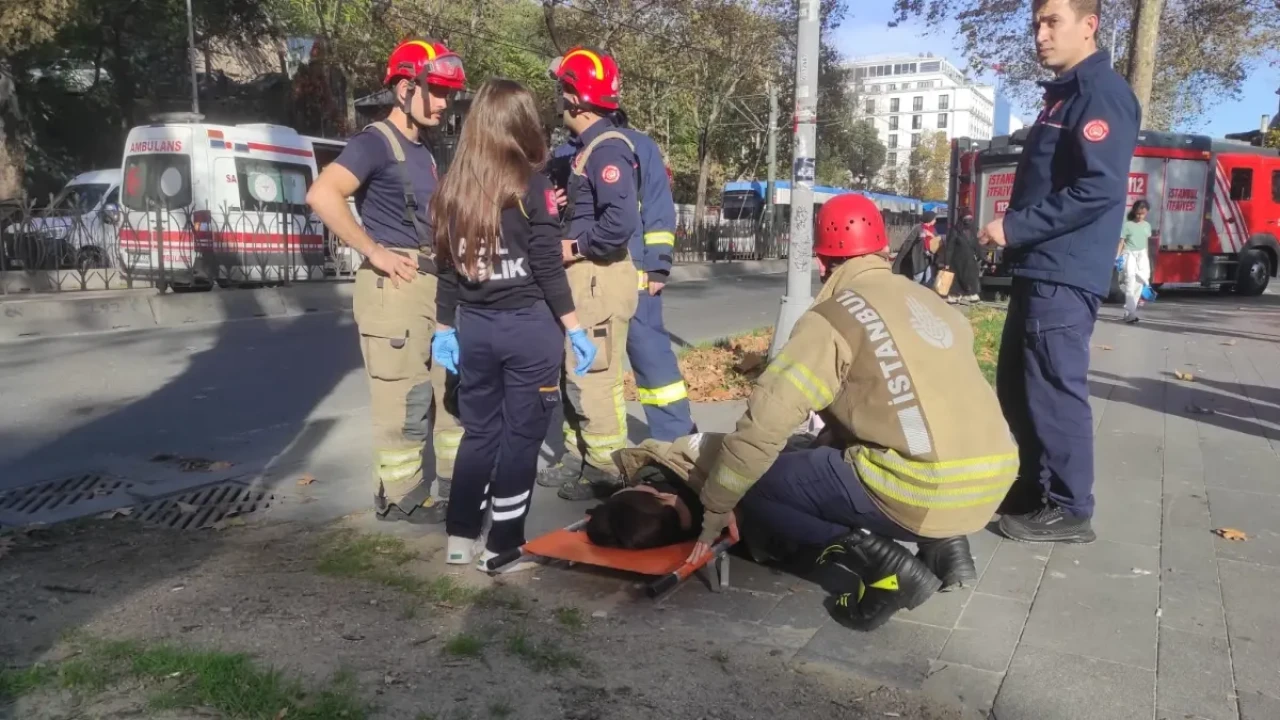 Beyoğlu'nda tramvay kazası: Motosikletli sürücü yaralandı