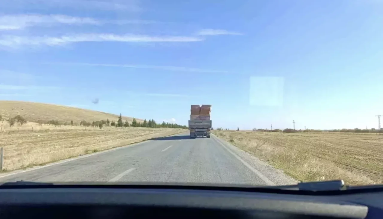 Afyonkarahisar’da tır sürücüsünden büyük ihmal: Tuğlalar yola saçıldı