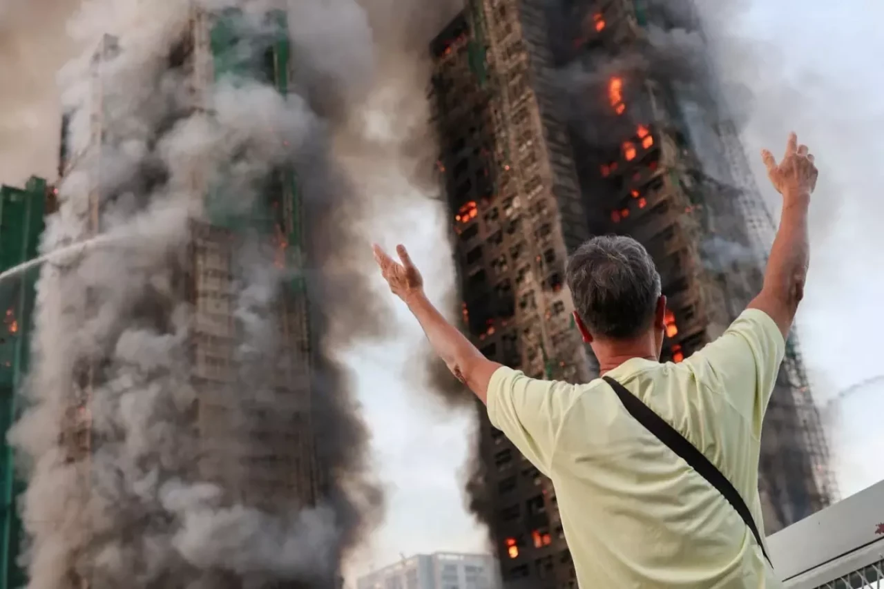 Hong Kong’daki dev sitede ölü Sayısı 94’e yükseldi, yangın 40 saattir kontrol altına alınamıyor