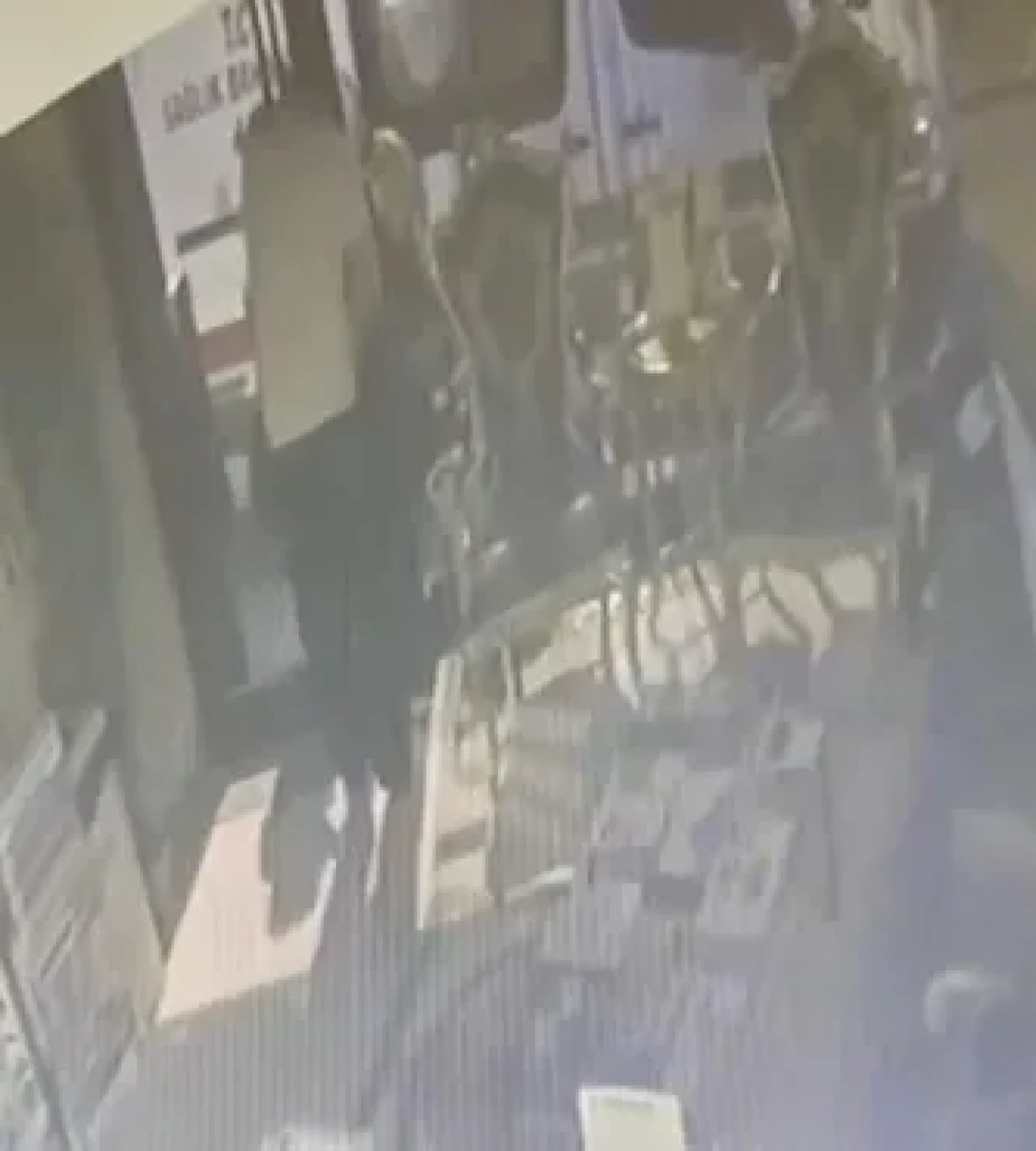 Fatih’te Böcek ailesinin otelde mahsur kaldığı anlar ortaya çıktı: Baba kapıyı kırmaya çalışmış