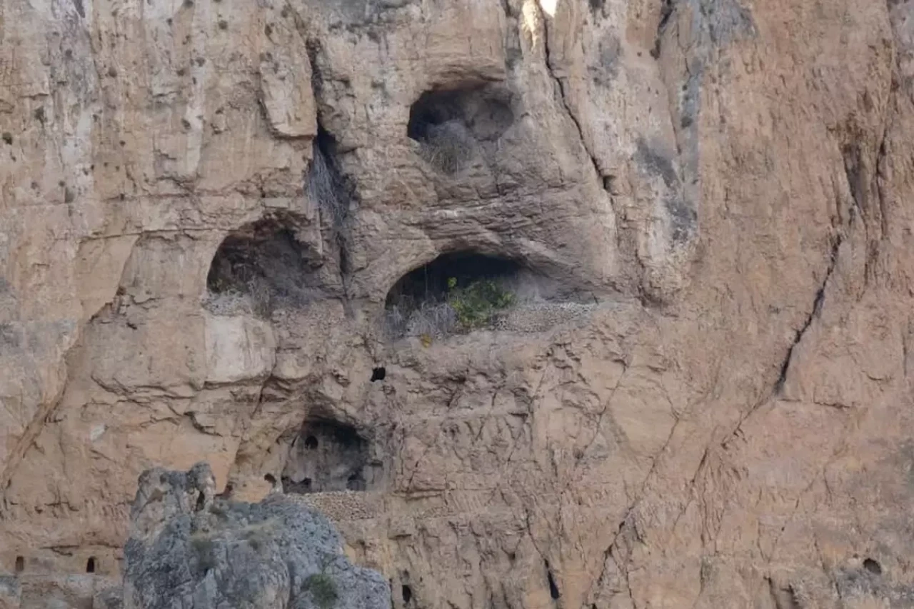 Tarihi mağaradan gelen esrarengiz sesler tedirgin ediyor