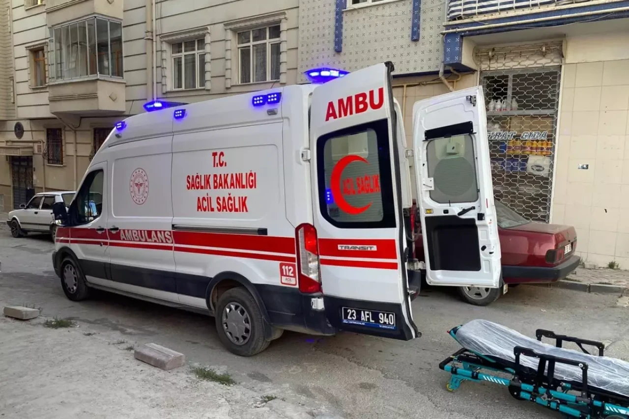 Elazığ'da genç kadın, çocuklarının gözü önünde boğazını kesti