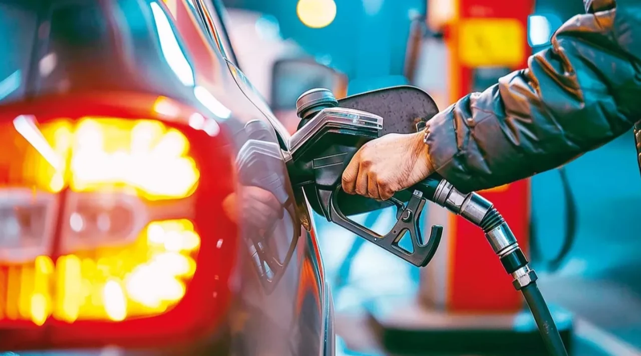 Araç sahiplerine müjde! Akaryakıta gece yarısı çifte indirim geldi
