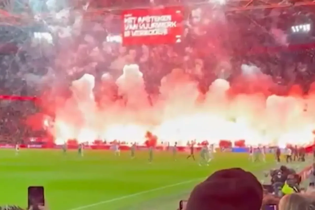 Maç ertelendi: Ajax taraftarı sahaya havai fişek attı!