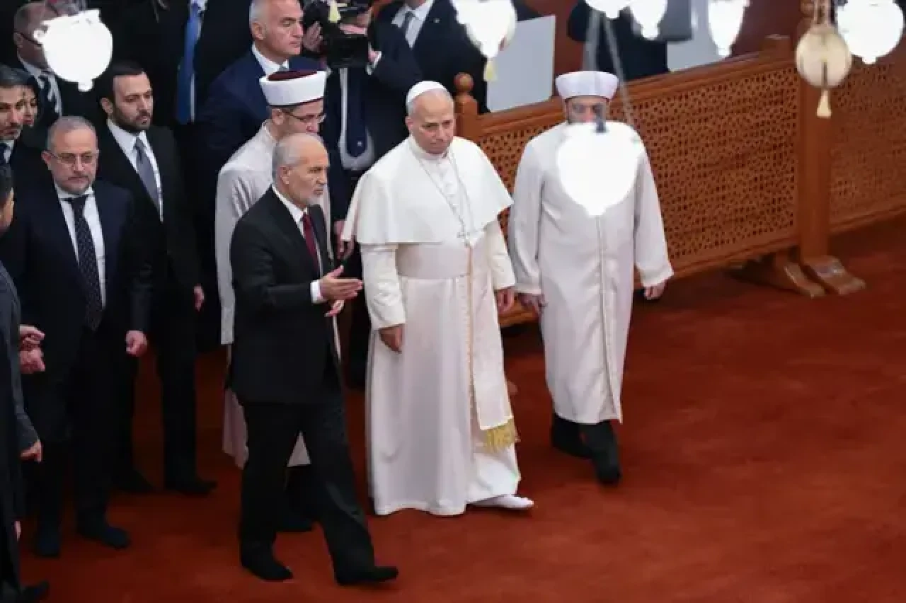 Papa'nın Sultanahmet Camii Ziyareti: Ayakkabı Detayı Gözlerden Kaçmadı!