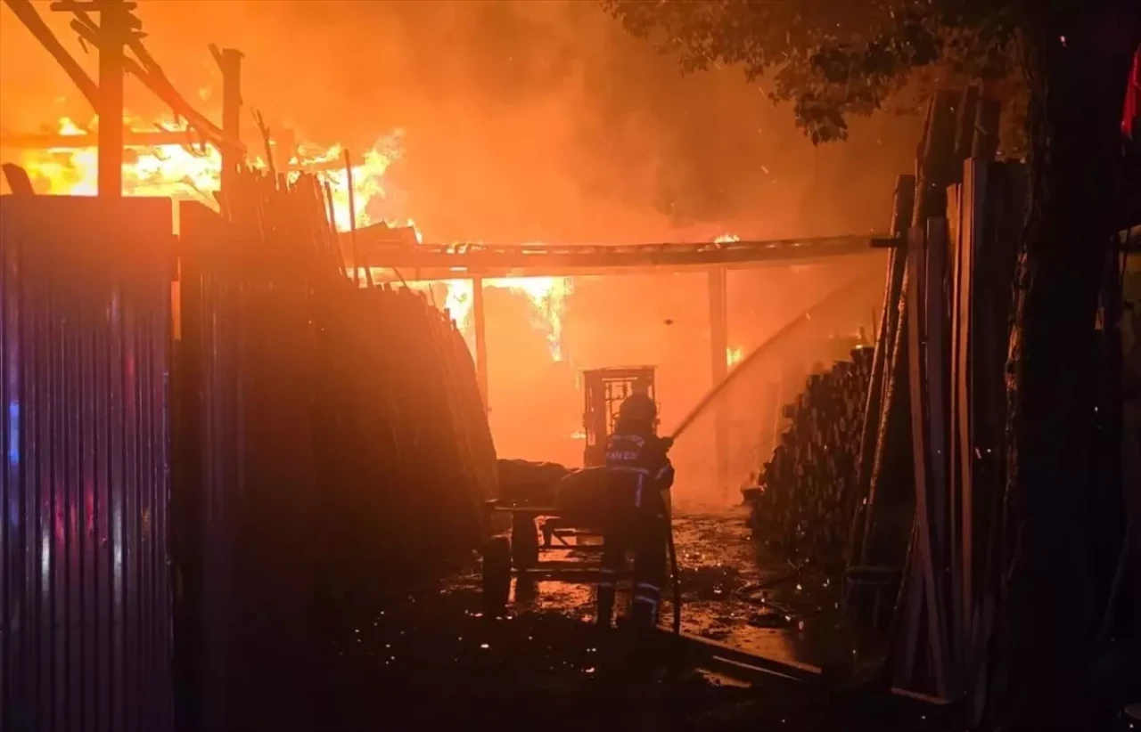 Şanlıurfa'da marangoz atölyesinde yangın çıktı: 10 Güvercin kurtarıldı