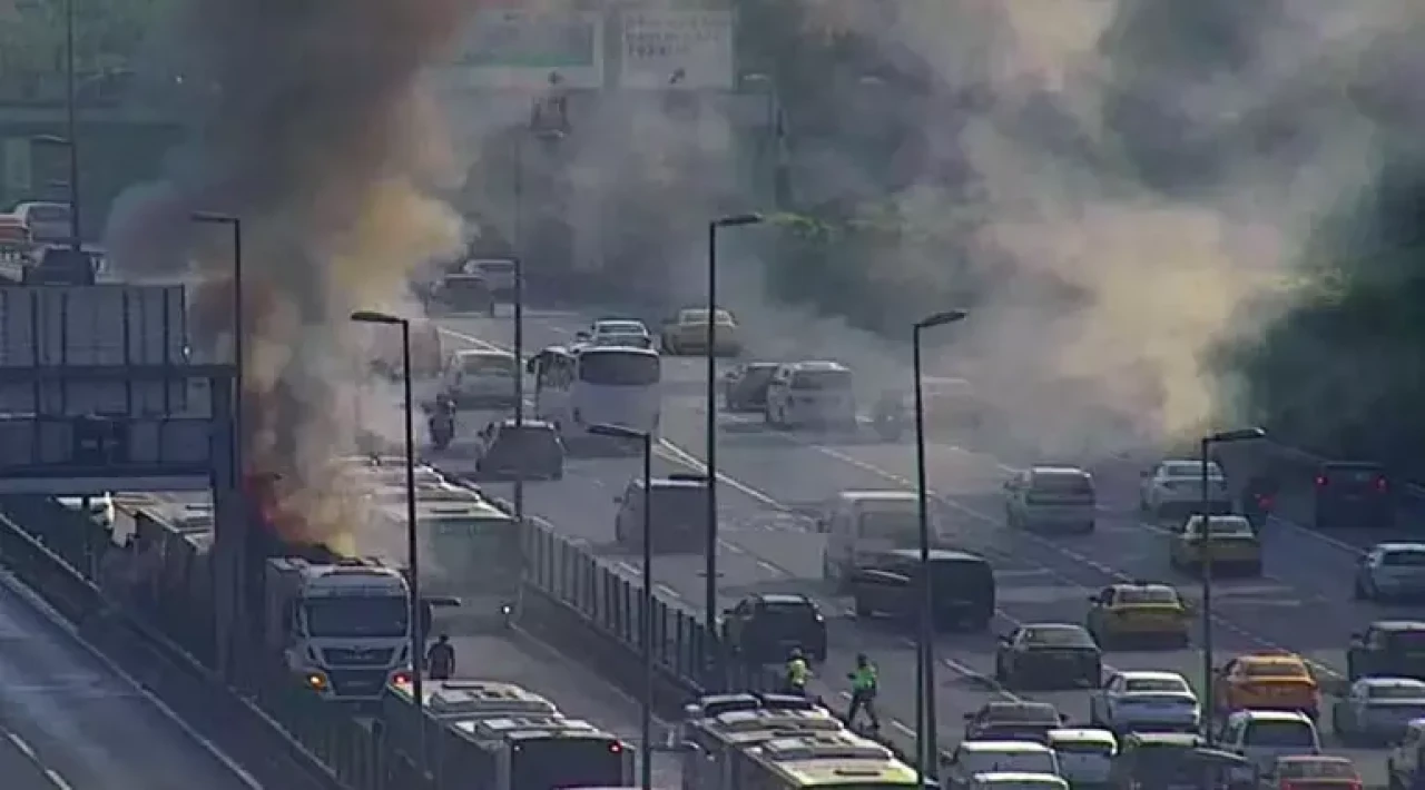 İstanbul'da metrobüs yangını: Yolcular tahliye edildi, seferler geçici olarak aksadı