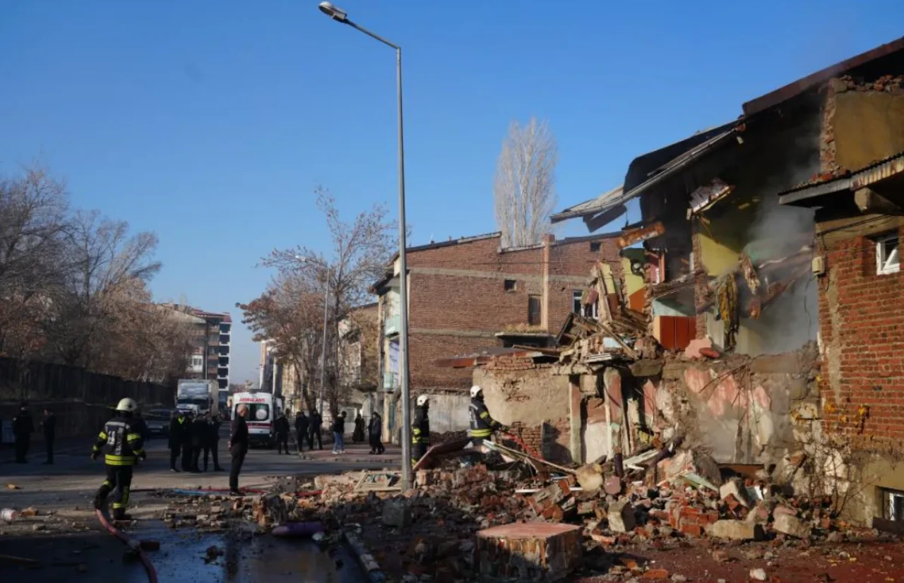 Erzurum'da doğal gaz patlaması: 2 ev tamamen çöktü