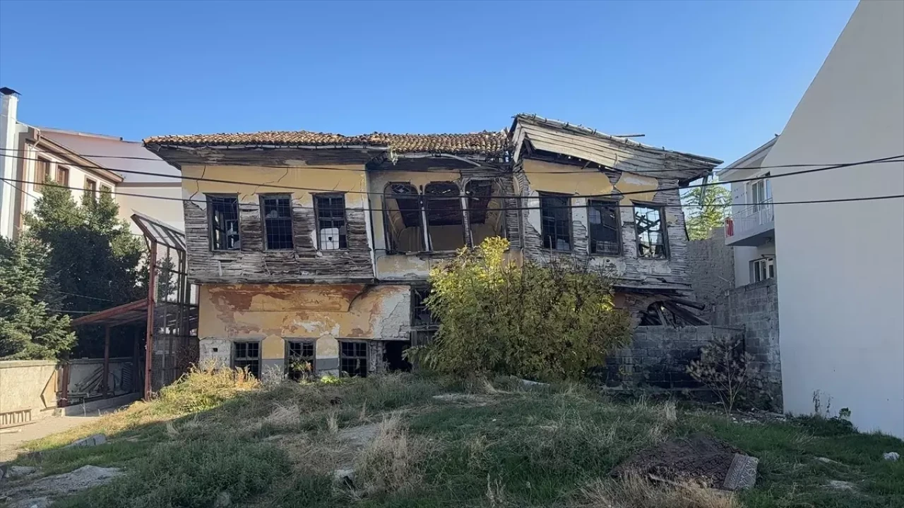 Burdur’da Tarihi Sarıoğulları evi kontrollü olarak yıkıldı
