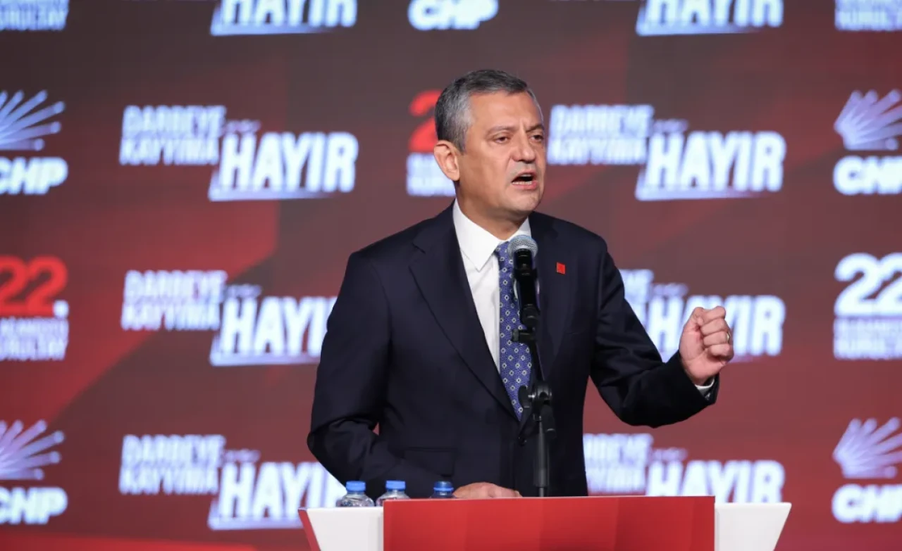 Özgür Özel yeniden CHP Genel Başkanı seçildi: 1333 geçerli oyun tamamını aldı