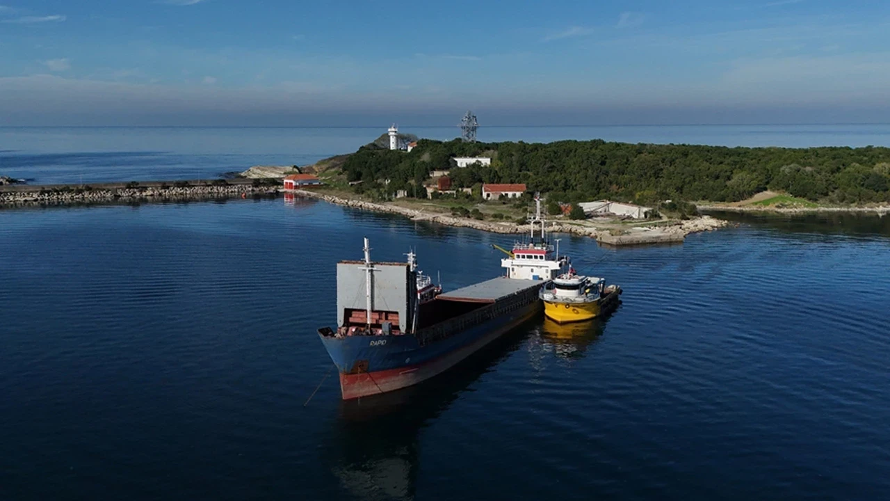 Kandıra'da karaya oturan gemi kurtarıldı