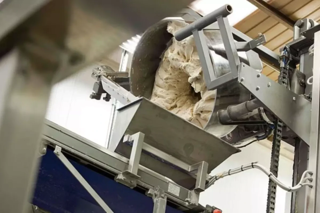 Yunanistan’da feci kaza: Eşarbı hamur makinesine takılan kadın hayatını kaybetti