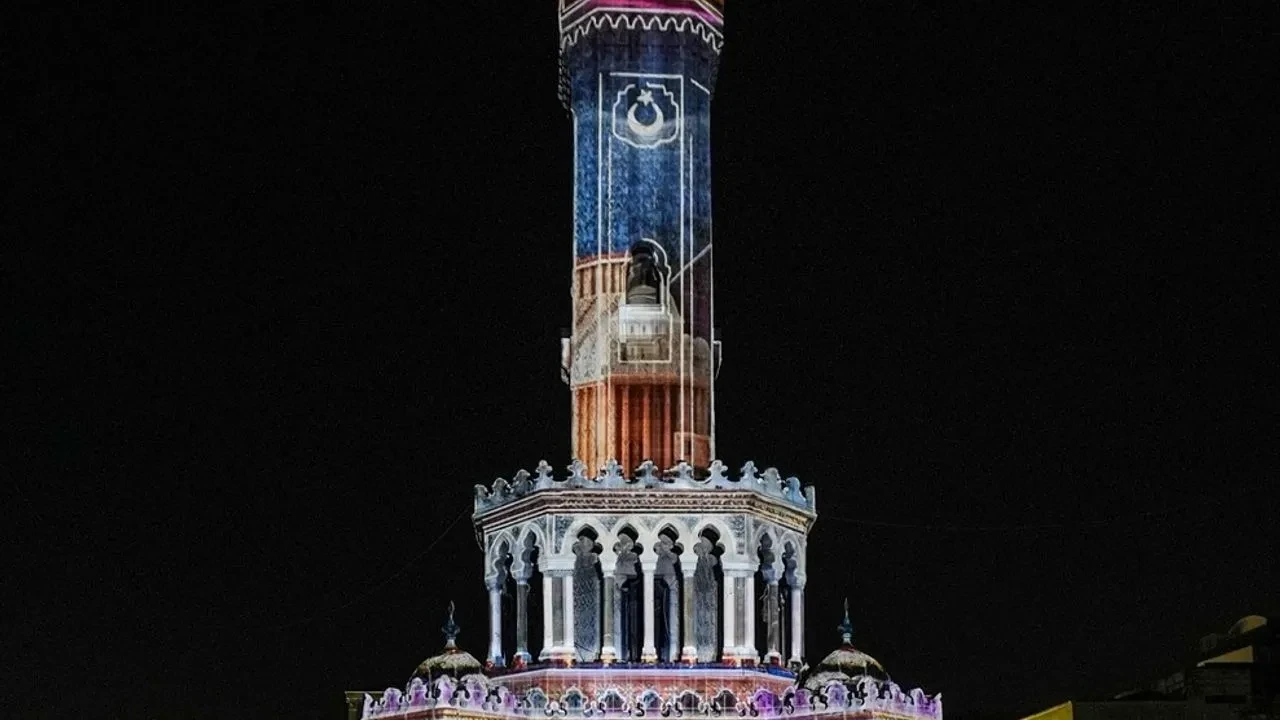 İzmir Saat Kulesi, “Zamanın Hüneri” ile ışıl ışıl: Dijital sanat gösterisi başladı