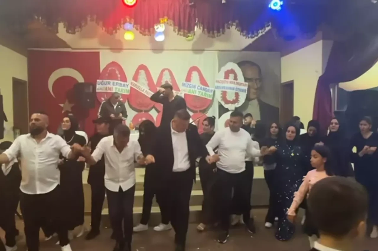 Türkiye 20 şehidine ağlarken belediye başkanı halay çekti