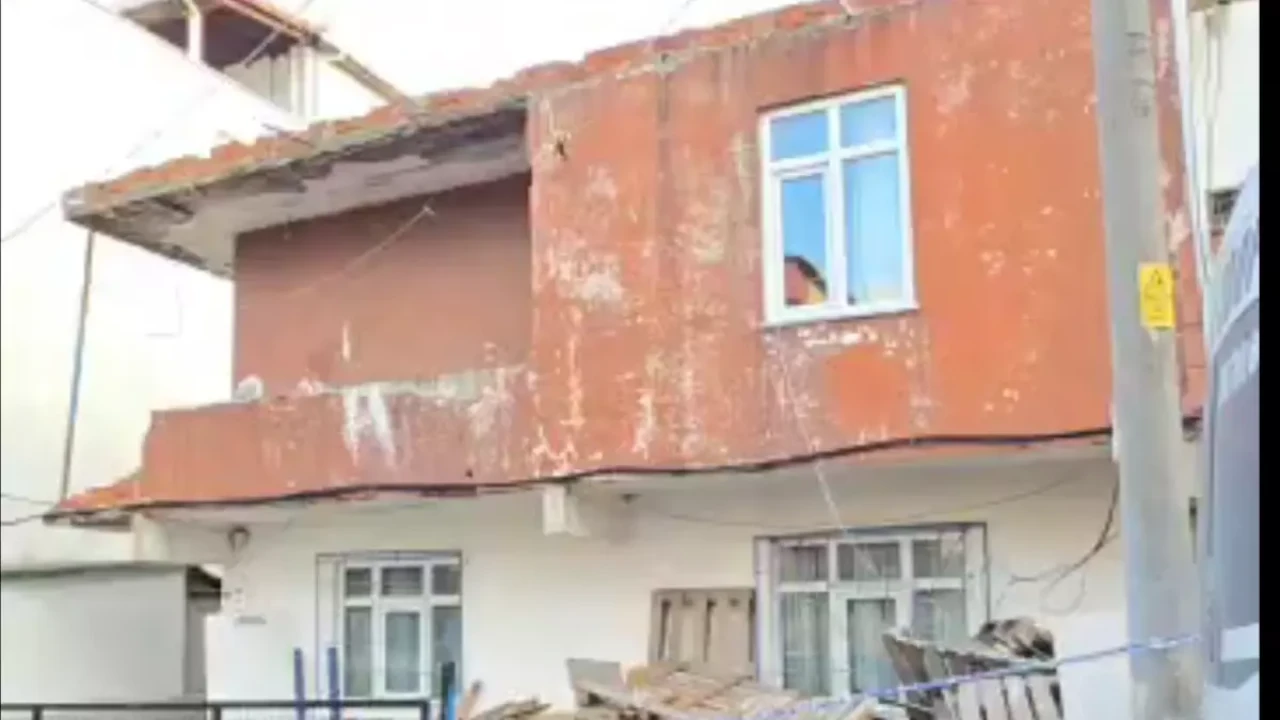Gebze’de balkon çöktü: Bina tahliye edildi