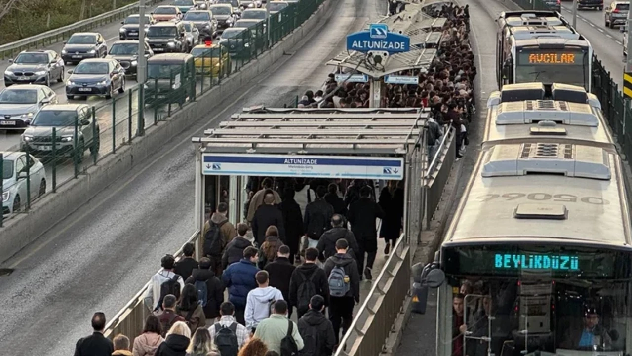 Okullar açıldı, İstanbul trafiği kilitlendi: Yoğunluk yüzde 80’e ulaştı