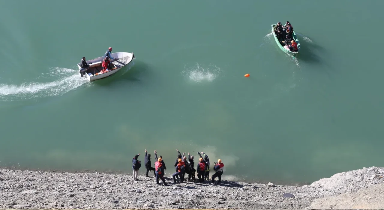 Van'da otomobil baraj gölüne yuvarlandı: İki kişinin cesedine ulaşıldı