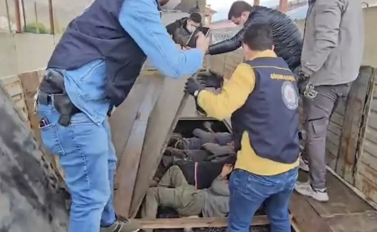 Bitlis’te TIR'da 20 kaçak göçmen yakalandı