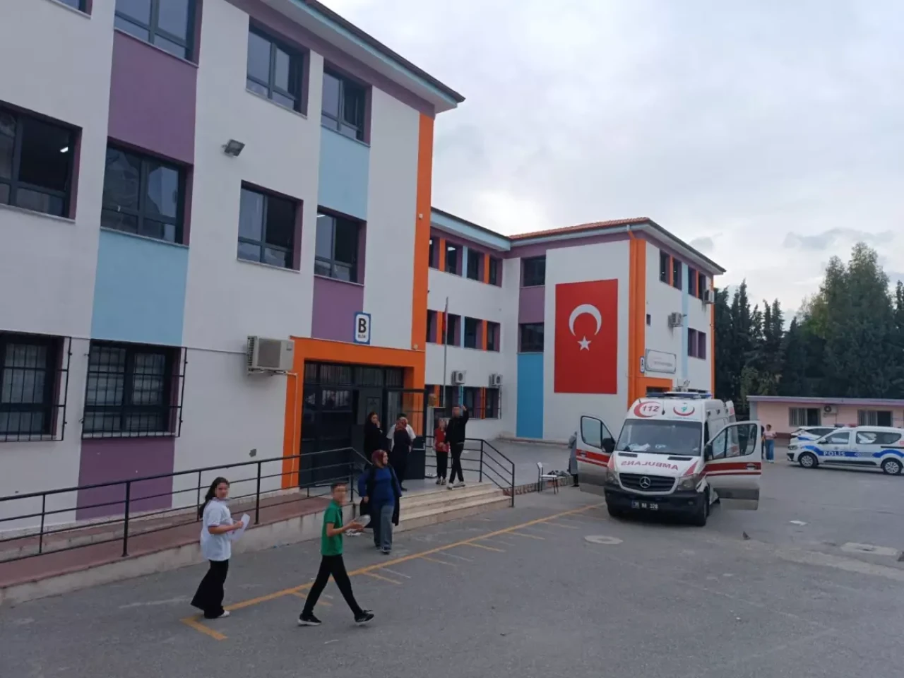 Sınıfta yangın tüpü sıktılar: 15 öğrenci kimyevi tozdan etkilendi