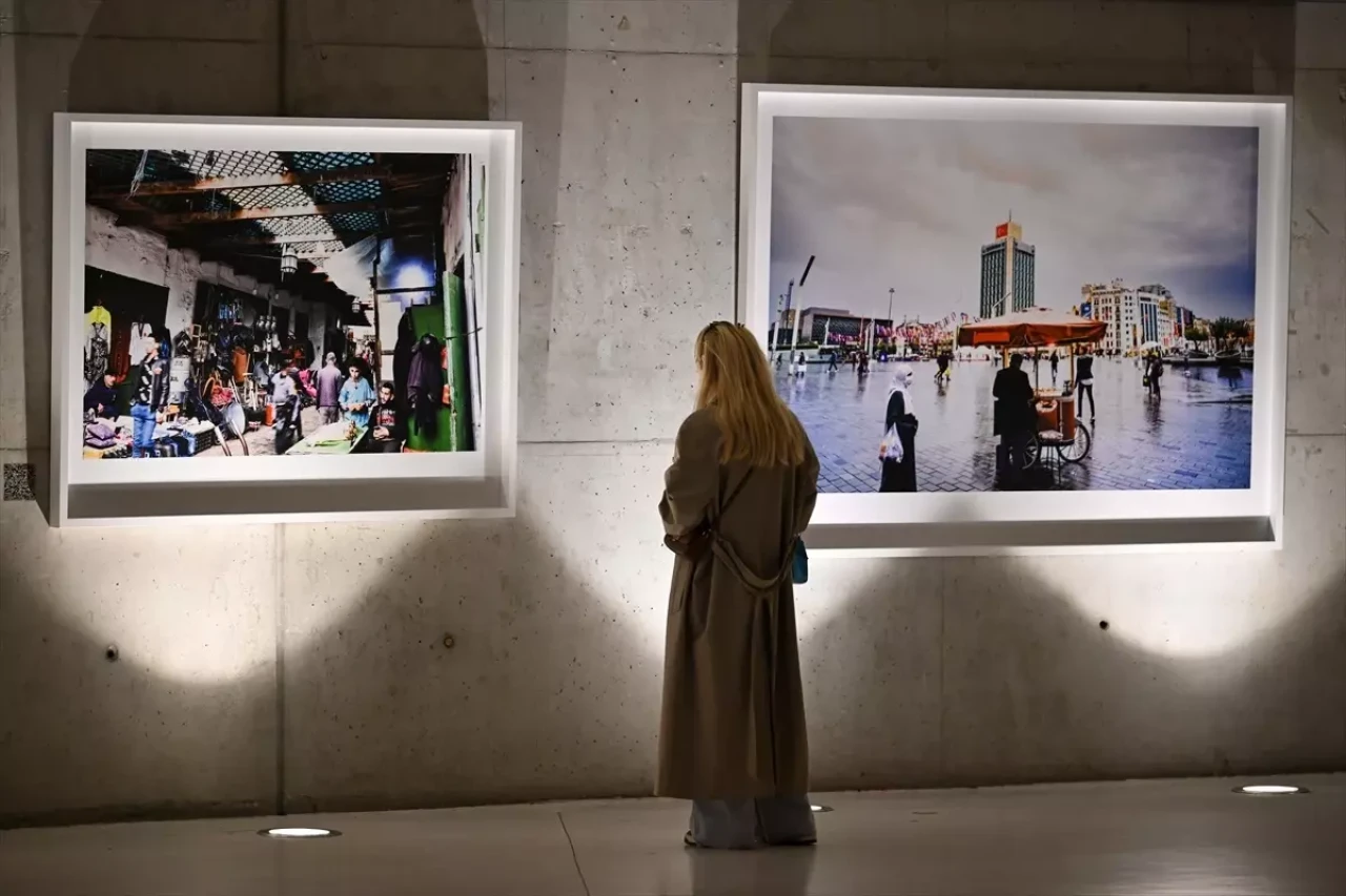 Zeki Demirkubuz’un yalnızlık temalı fotoğraf sergisi Ankara’da