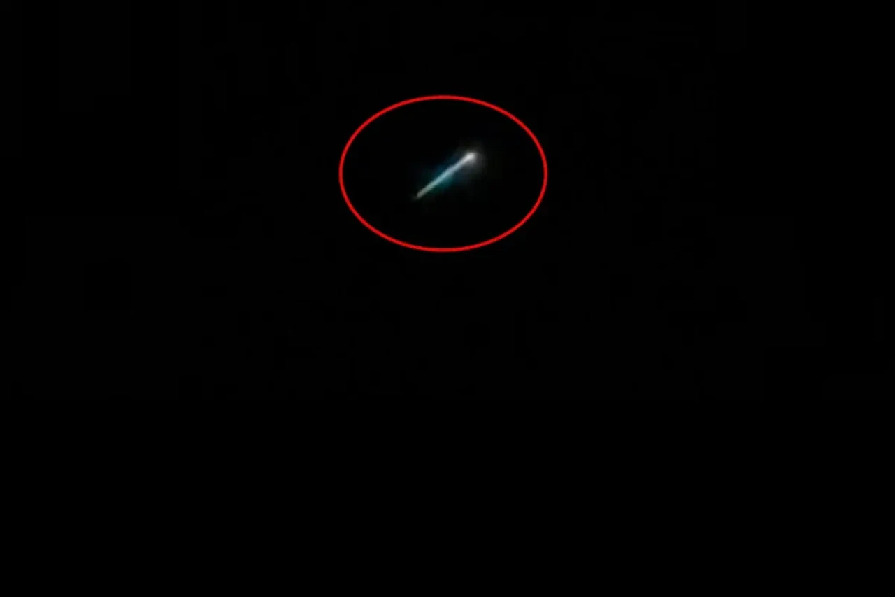 Küçükçekmece semalarında gizemli ışık! Görenler cep telefonuna sarıldı