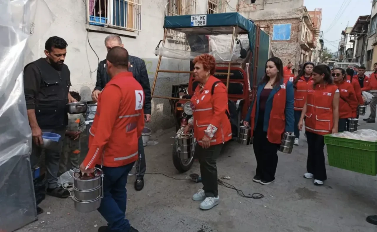 İzmir’de Kızılay görevlisine silahlı saldırı: Yardım dağıtımı yarım kalmadı