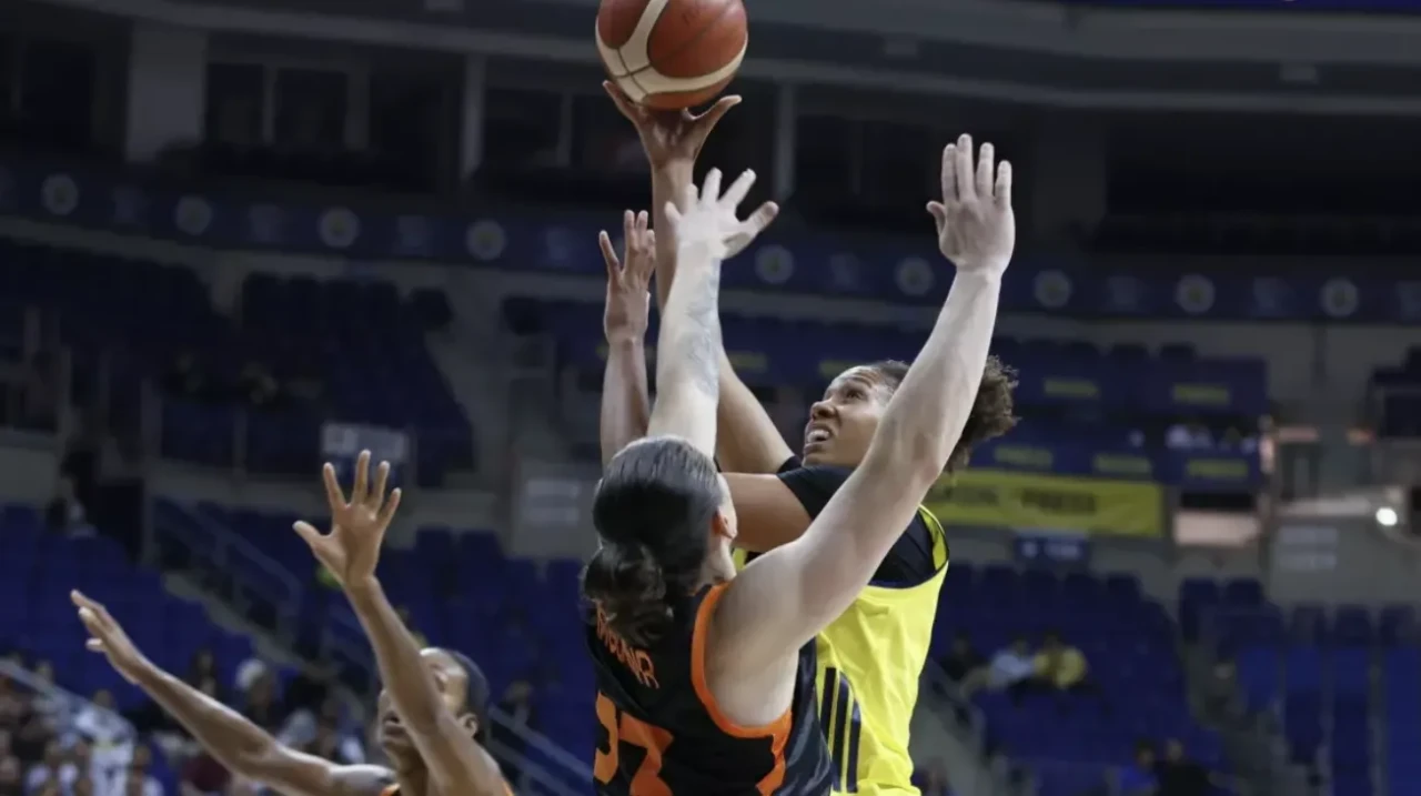 Fenerbahçe Opet'ten Valencia'ya farklı tarife: Liderliği garantiledi