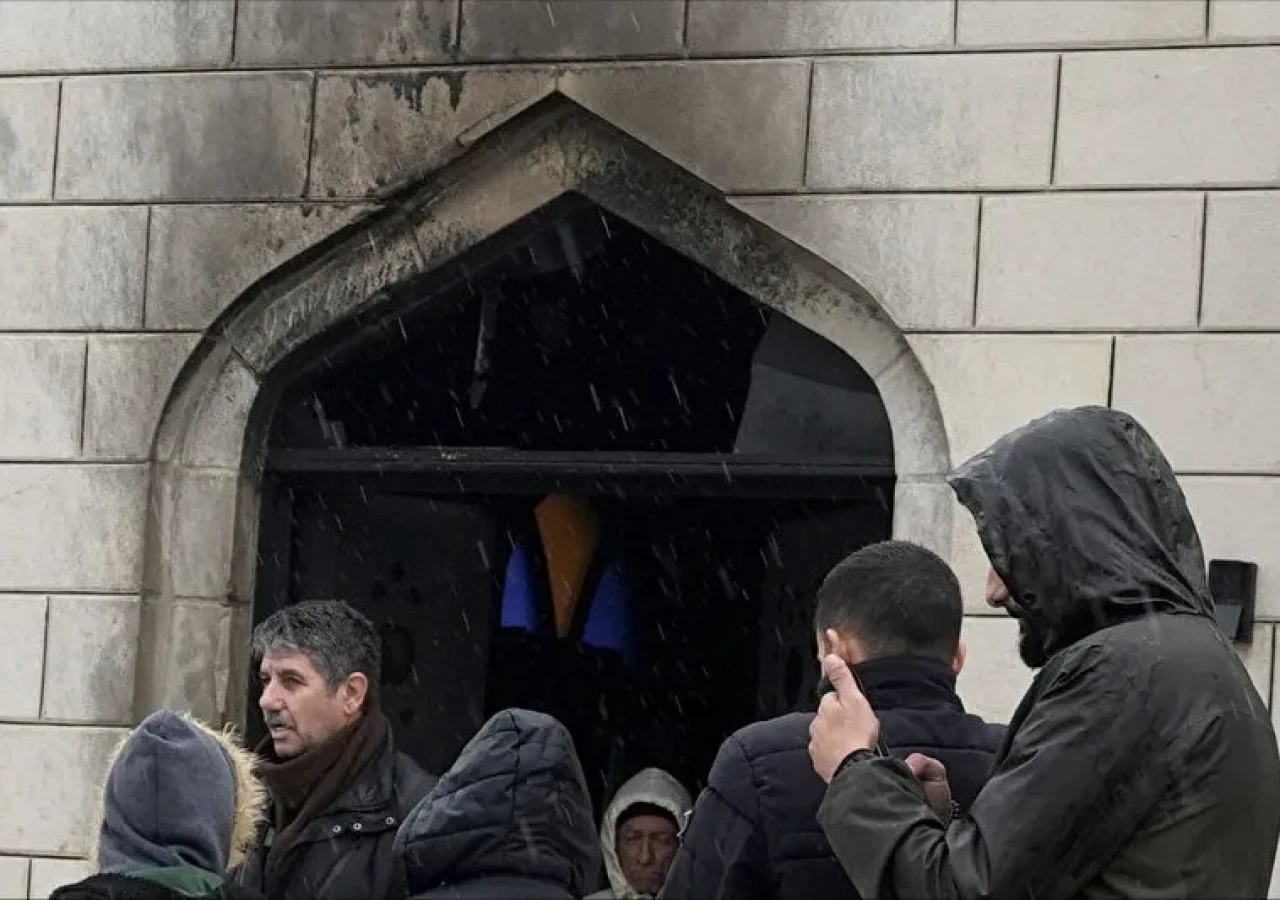 İsrailliler Batı Şeria’da camiyi ateşe verdi: Duvarlara ırkçı sloganlar yazdılar