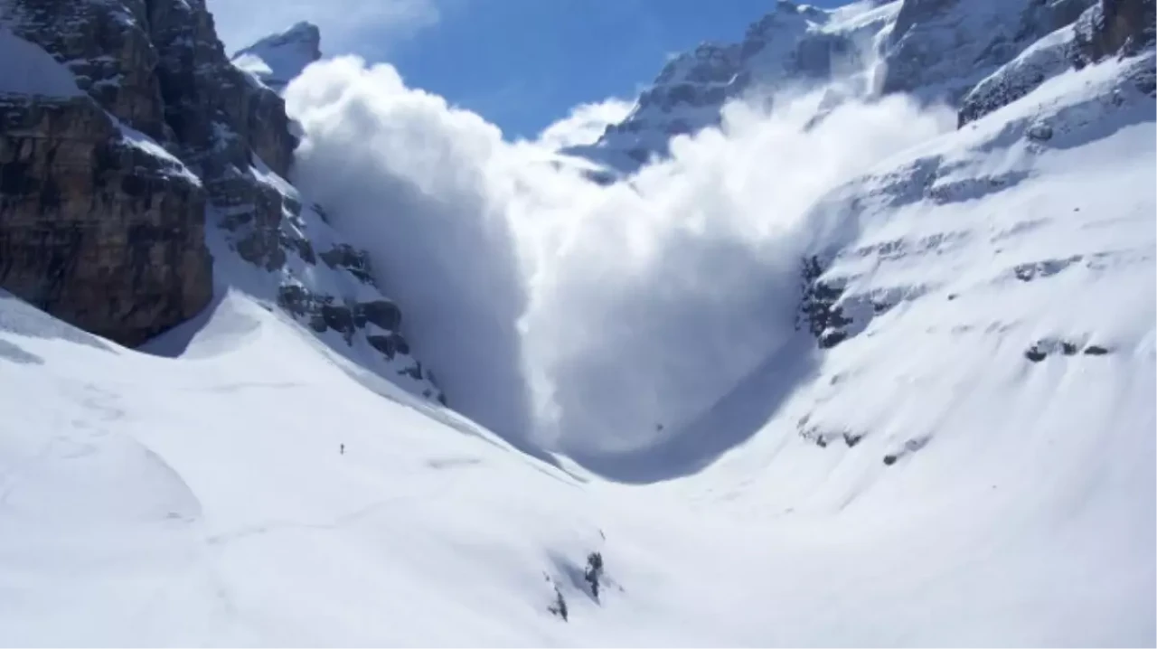 Alp Dağları’nda çığ felaketi: 5 kayakçı hayatını kaybetti