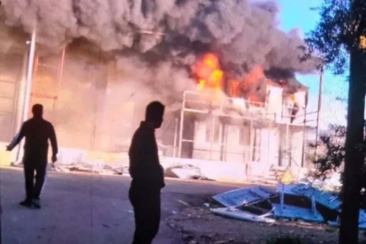 Aksu'da bahçe mobilyaları deposunda korkutan yangın