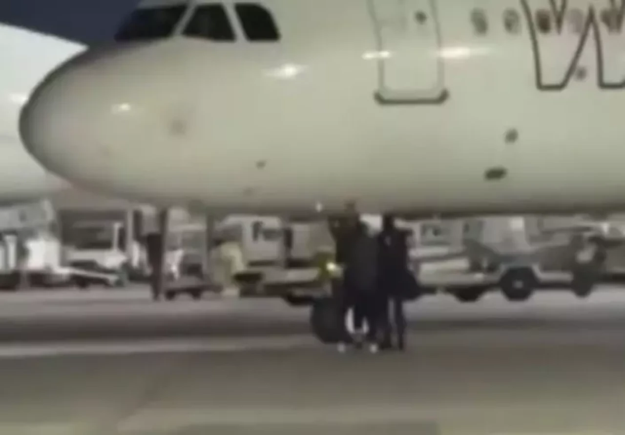 Almanya'da uçağı kaçıran yolcular piste koşup uçağı durdurmaya çalıştı