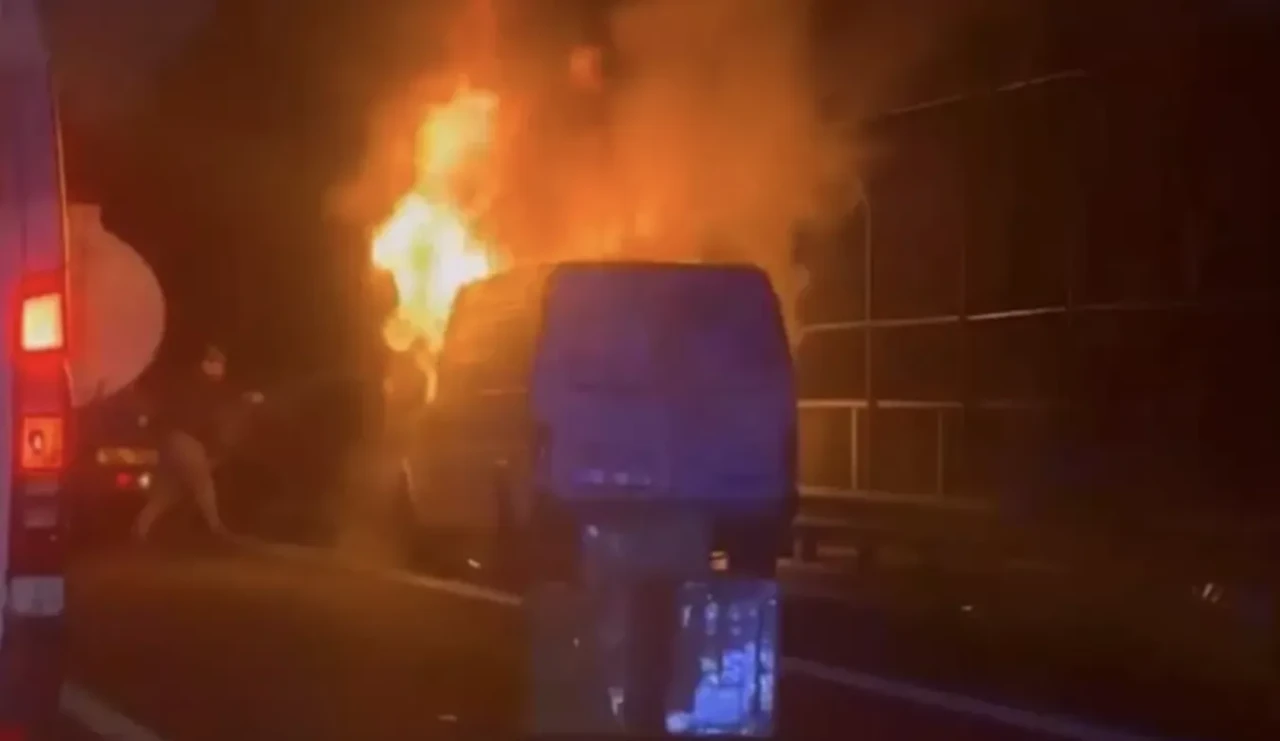 Beşiktaş'ta TEM Otoyolu'nda minibüs alev aldı