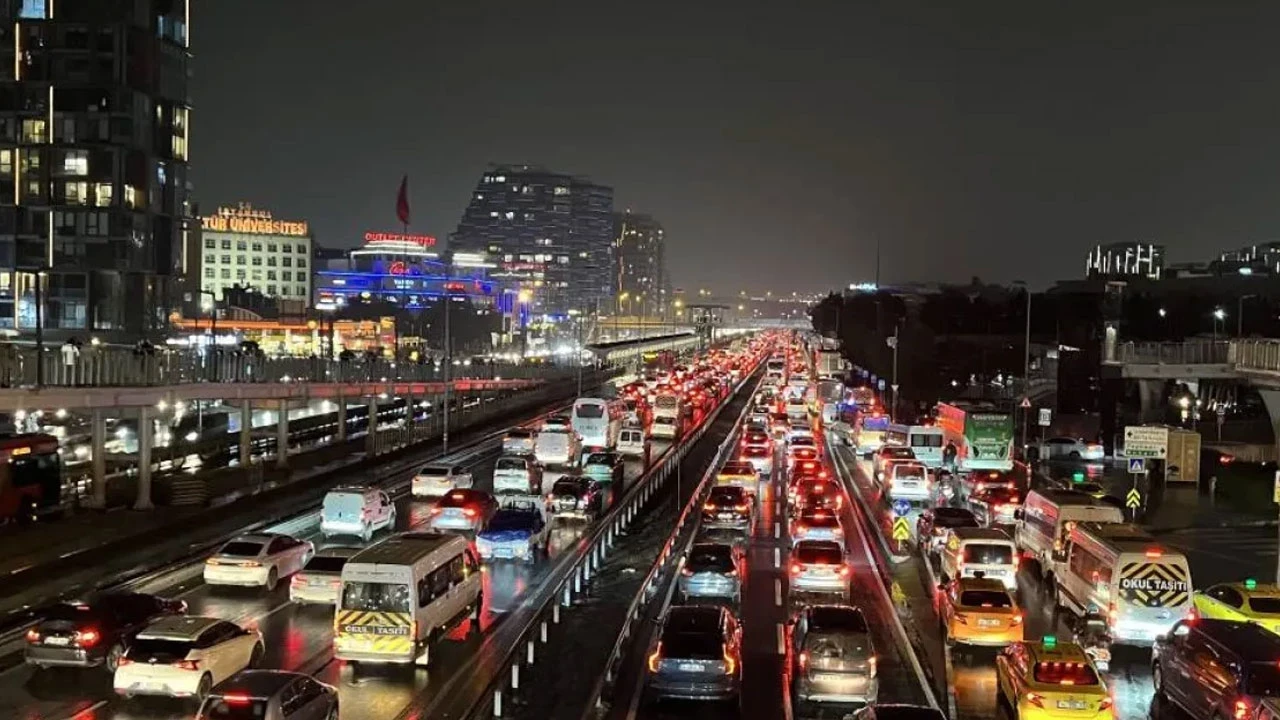 İstanbul’da akşam trafiği kilitlendi: Yoğunluk %89’a ulaştı