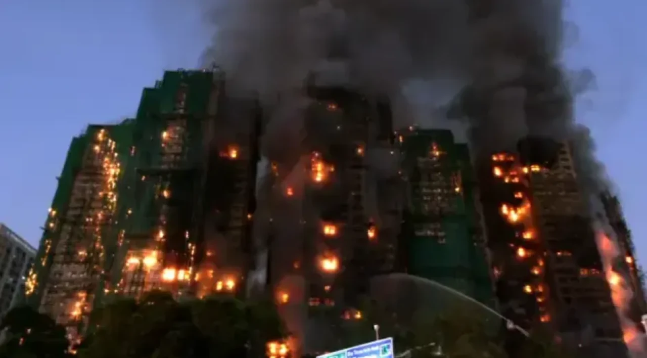 Hong Kong'da çok katlı binada yangın: Acil durum ilan edildi